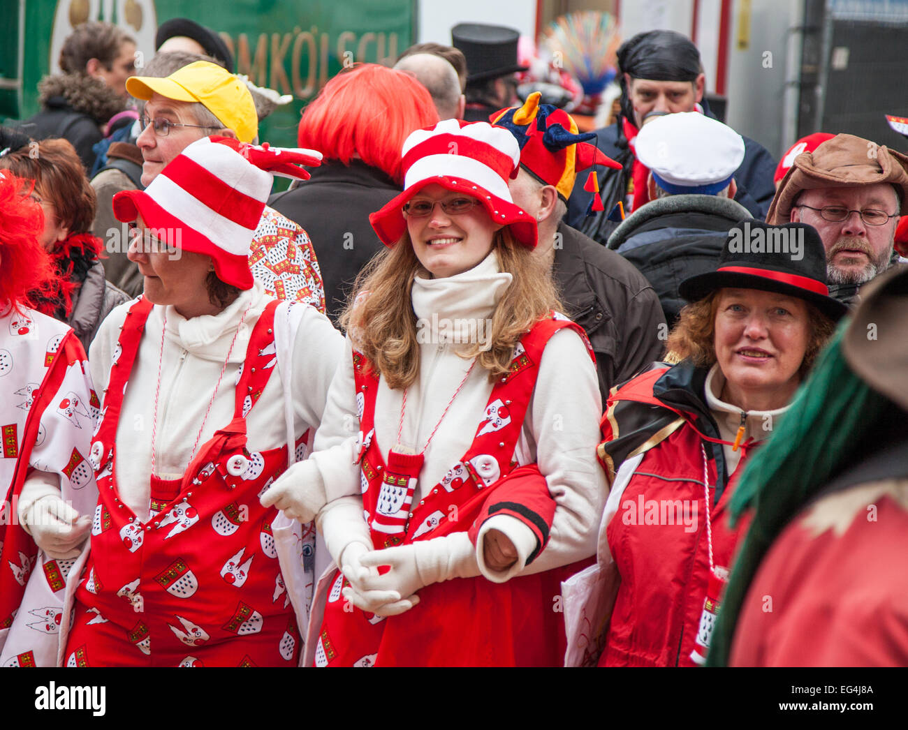 Köln, Deutschland. 16. Februar 2015. Menschen feiern Rosenmontag Umzug in Köln. Dieses Jahre Thema wurde "soziale Jeck" Credit: Daniel Kaesler/Alamy Live News Stockfoto