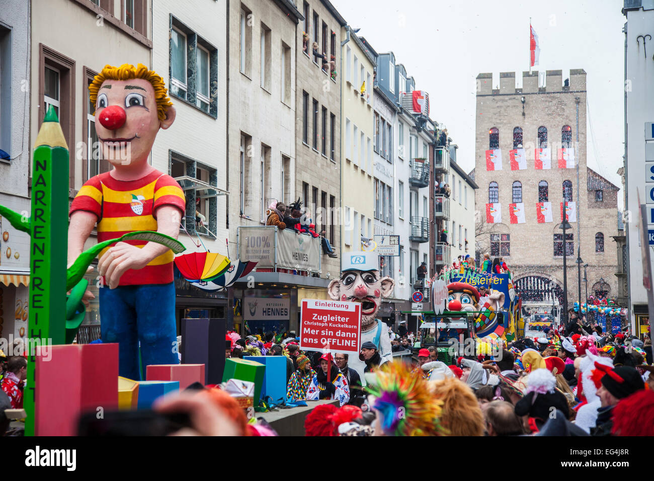 Köln, Deutschland. 16. Februar 2015. Menschen feiern Rosenmontag Umzug in Köln. Dieses Jahre Thema wurde "soziale Jeck" Credit: Daniel Kaesler/Alamy Live News Stockfoto