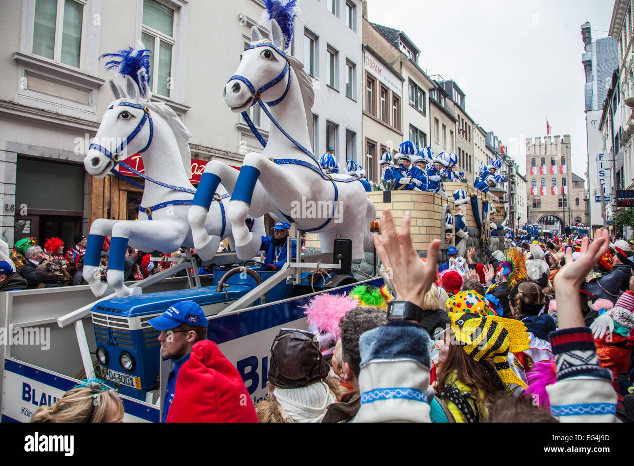 Köln, Deutschland. 16. Februar 2015. Menschen feiern Rosenmontag Umzug in Köln. Dieses Jahre Thema wurde "soziale Jeck" Credit: Daniel Kaesler/Alamy Live News Stockfoto