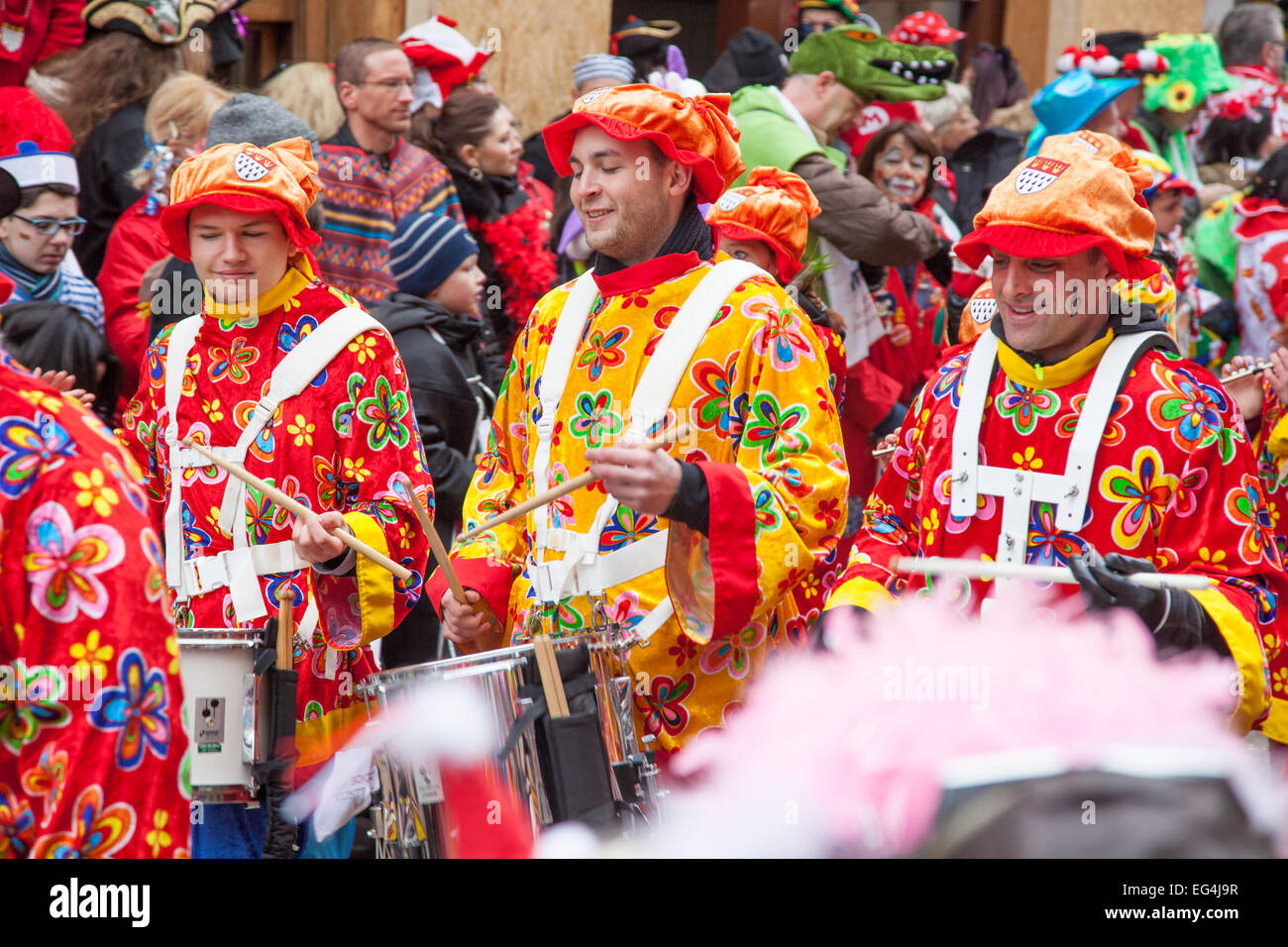 Köln, Deutschland. 16. Februar 2015. Menschen feiern Rosenmontag Umzug in Köln. Dieses Jahre Thema wurde "soziale Jeck" Credit: Daniel Kaesler/Alamy Live News Stockfoto