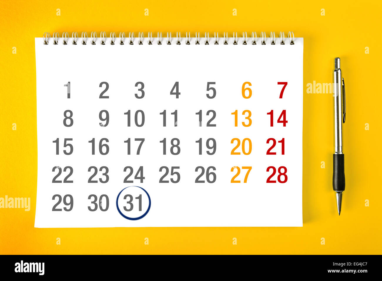 Ende des Monats, Papier-Kalender-Seite mit Spiralbindung mit Bleistiftstrich rund um den letzten Tag des Monats. Stockfoto