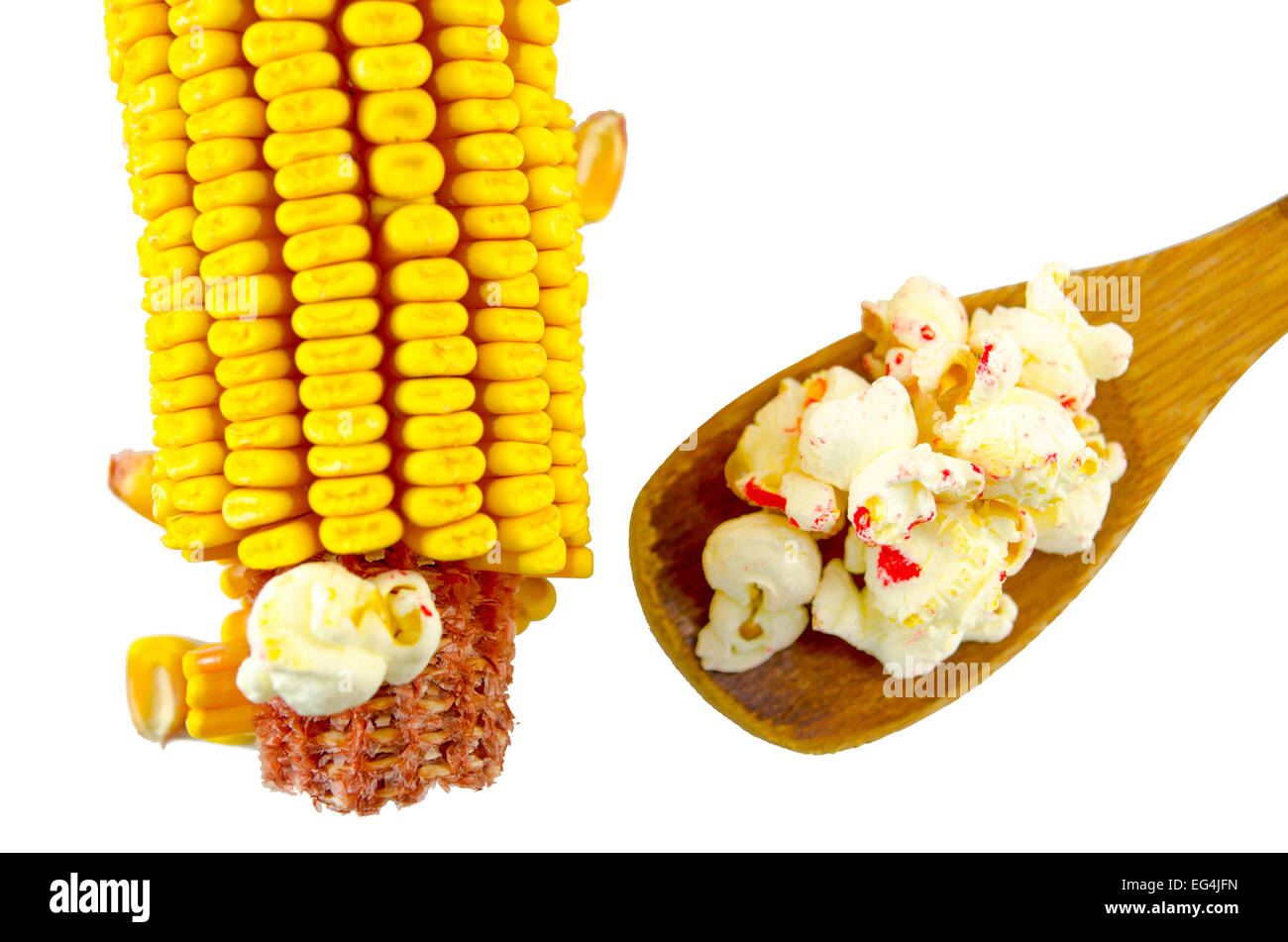 Mais und Löffel voll Popcorn isoliert auf weiss Stockfoto