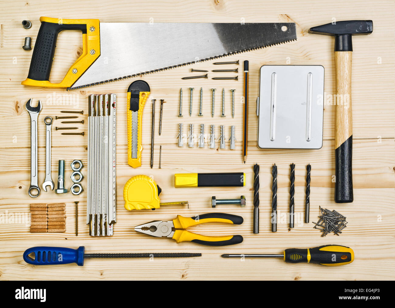 Sortierte Holzarbeiten und Zimmerei oder Bau-Tools auf Kiefer Holz Textur Hintergrund. Stockfoto