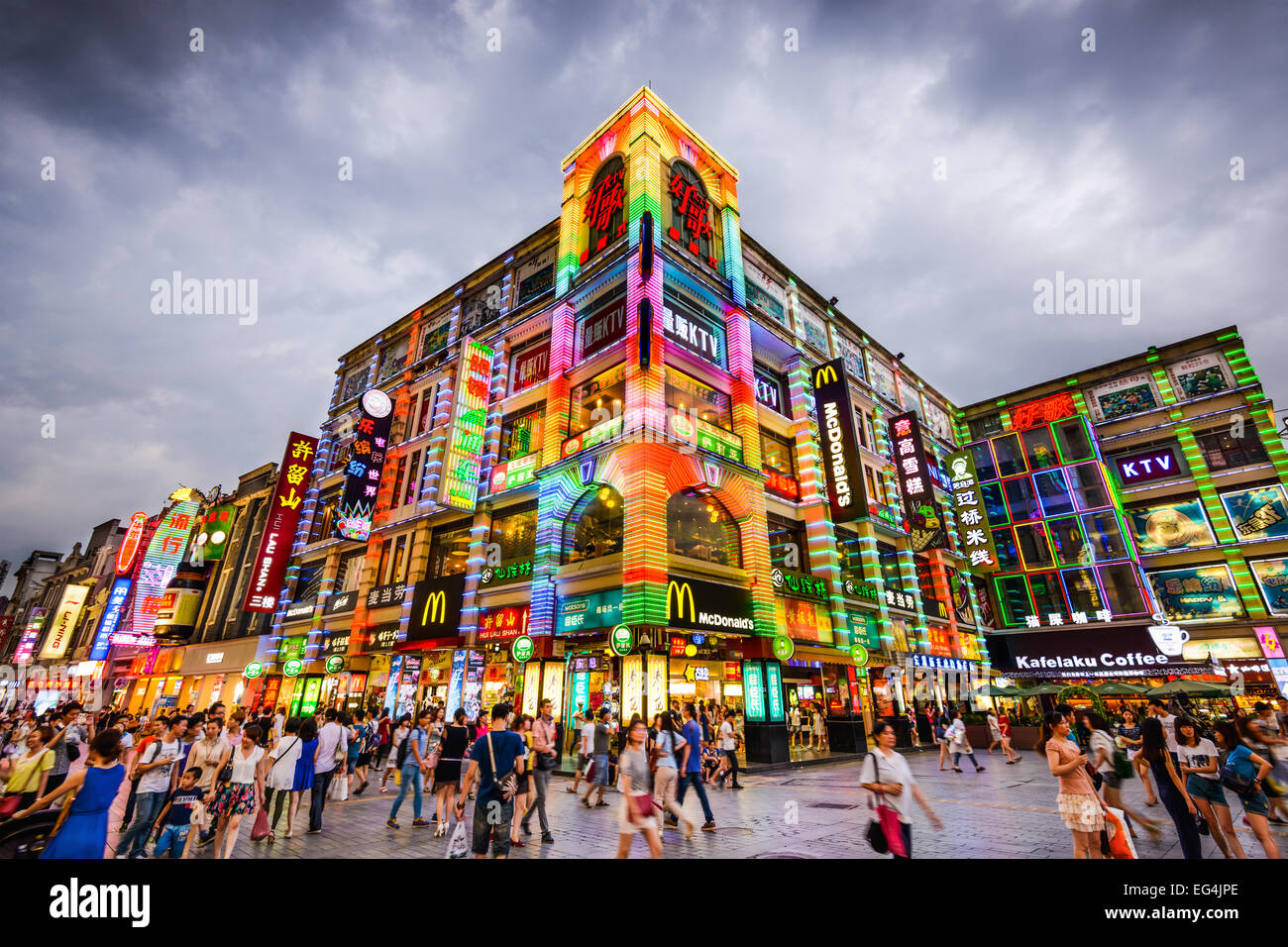 Fußgänger passieren Shangxiajiu Fußgängerzone. Die Straße ist das wichtigste Einkaufsviertel der Stadt. Stockfoto