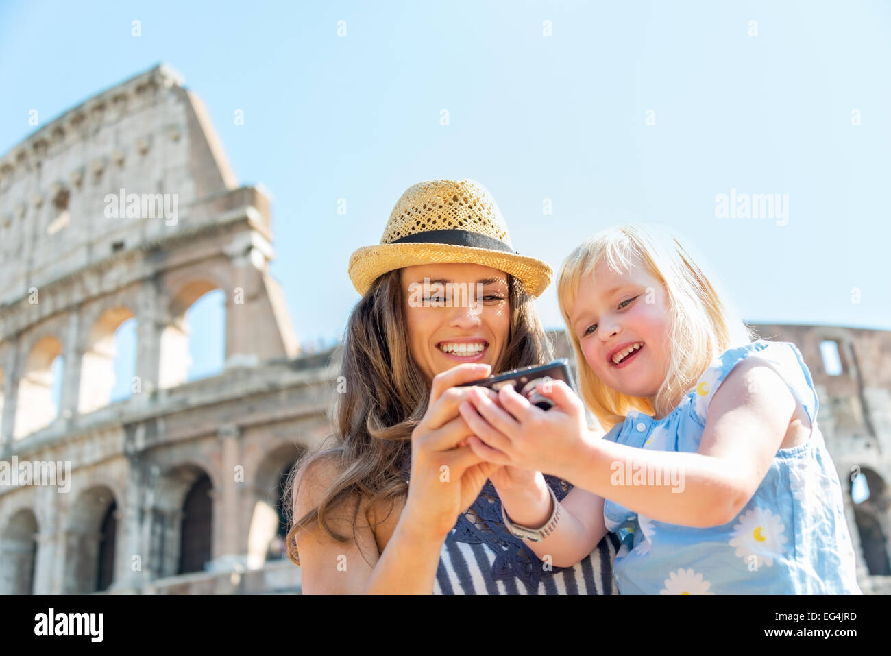 Glückliche Mutter und Babymädchen Check-Fotos in der Kamera in der Nähe Kolosseum in Rom, Italien Stockfoto