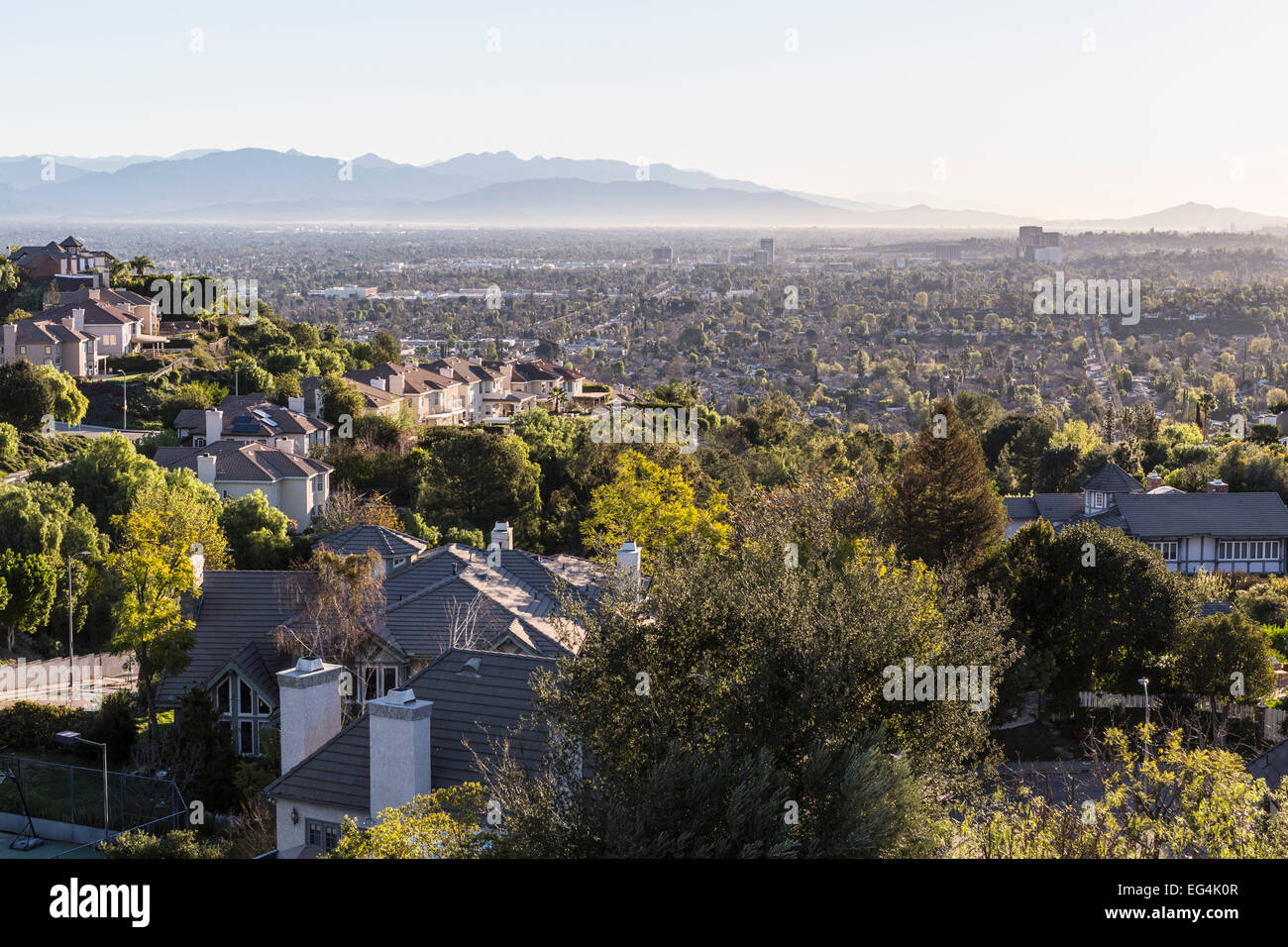 Hügel-Blick vom Westrand des San Fernando Valley in Los Angeles, Kalifornien. Stockfoto