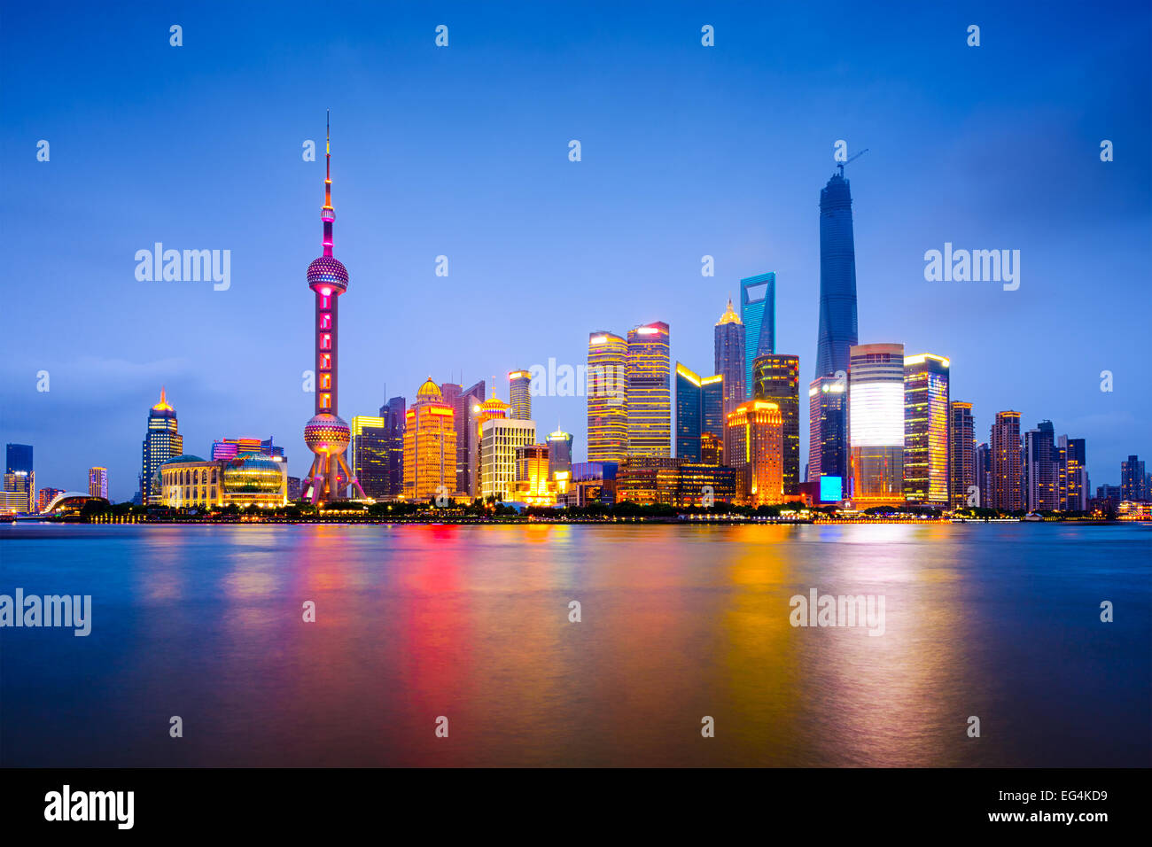 Skyline von Shanghai, China auf dem Huangpu-Fluss. Stockfoto