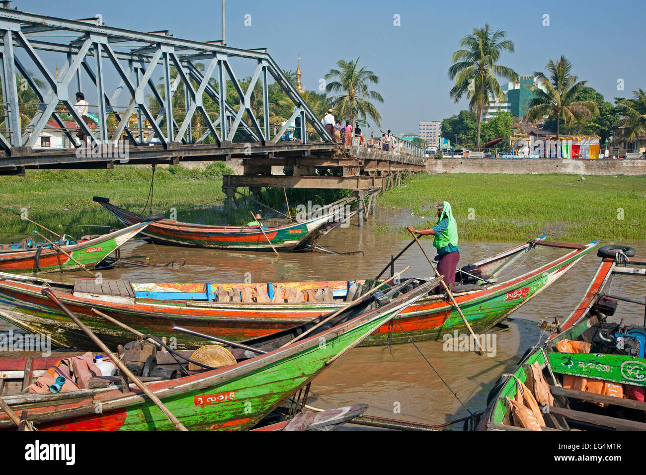 Bunten traditionellen Longtail Boote im Fluss Yangon, Yangon / Rangun, ehemalige Hauptstadt von Myanmar / Birma Stockfoto