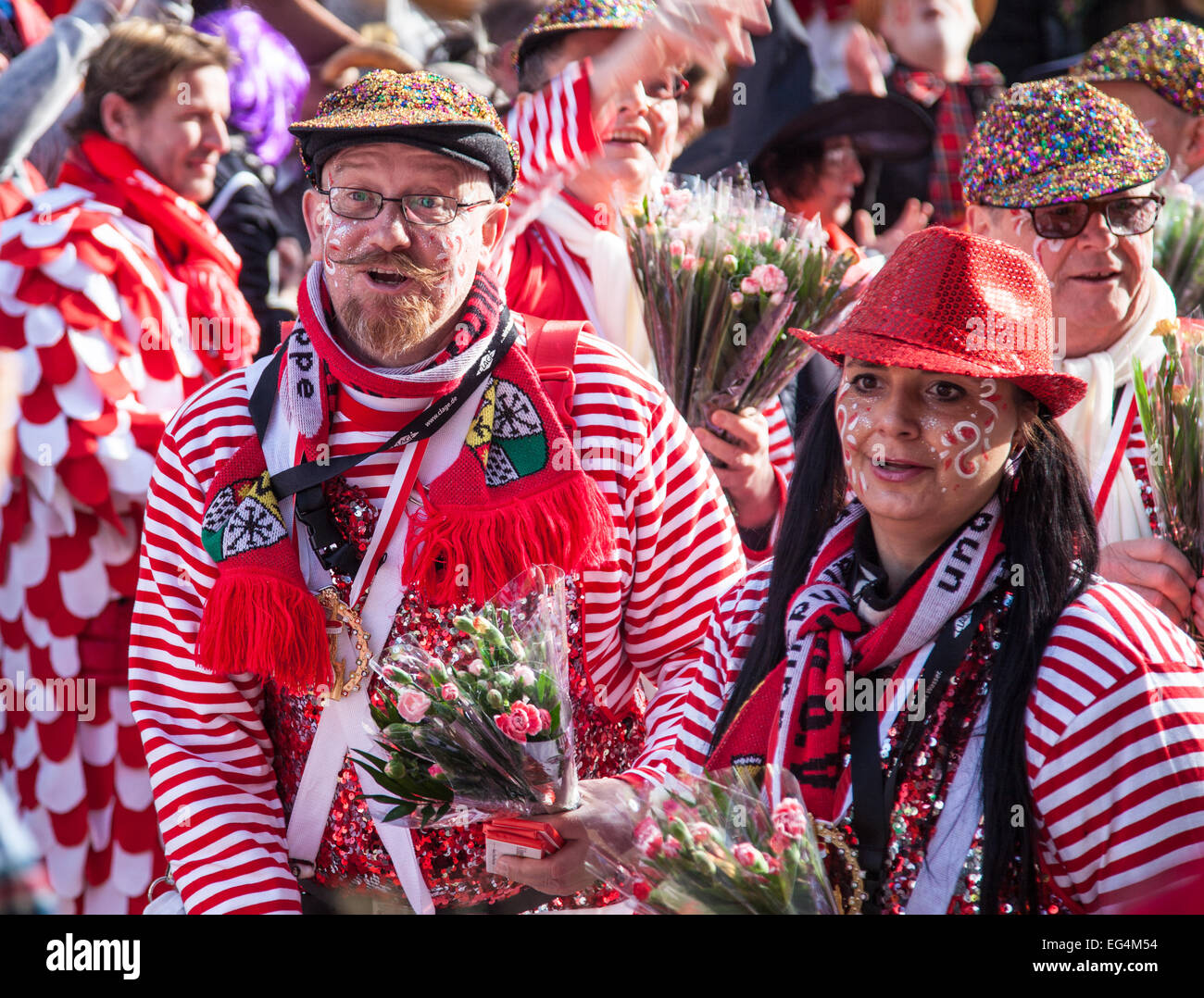 Köln, Deutschland. 16. Februar 2015. Menschen feiern Rosenmontag Umzug in Köln. Dieses Jahre Thema wurde "soziale Jeck" Credit: Daniel Kaesler/Alamy Live News Stockfoto