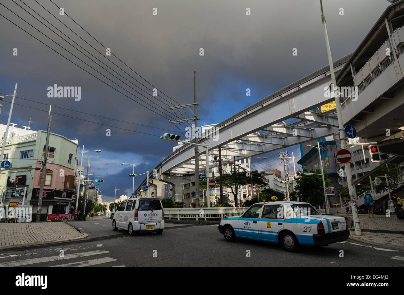 Kreuzung außerhalb Miebashi Station der Einschienenbahn Naha, Naha, Okinawa Stockfoto