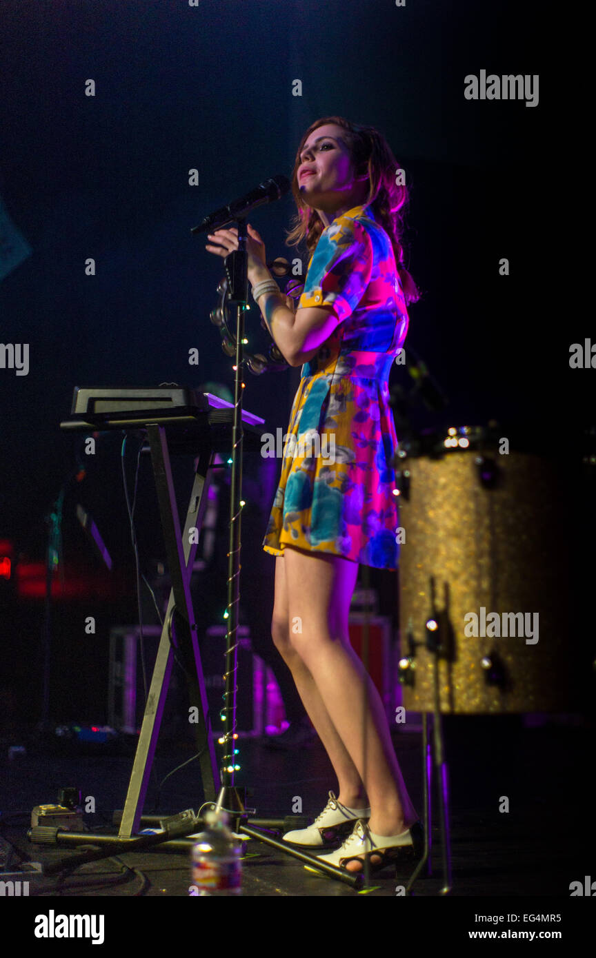 Austin, TX, USA. 15. Februar 2015. Sydney Sierota der amerikanischen Indie-pop-Band Echosmith. Die Band besteht aus vier Geschwistern von Toluca Lake, Kalifornien, USA. Sydney Sierota (Lead-Gesang), Jamie Sierota (Lead-Gitarre, backup Viocals), Noah Sierota (Bass-Gitarre, backup-Gesang, Graham Sierota (Schlagzeug). Echosmith führt eine ausverkaufte Show auf der Emo während ihrer Tour 2015. Bildnachweis: J. Dennis Thomas/Alamy Live-Nachrichten Stockfoto