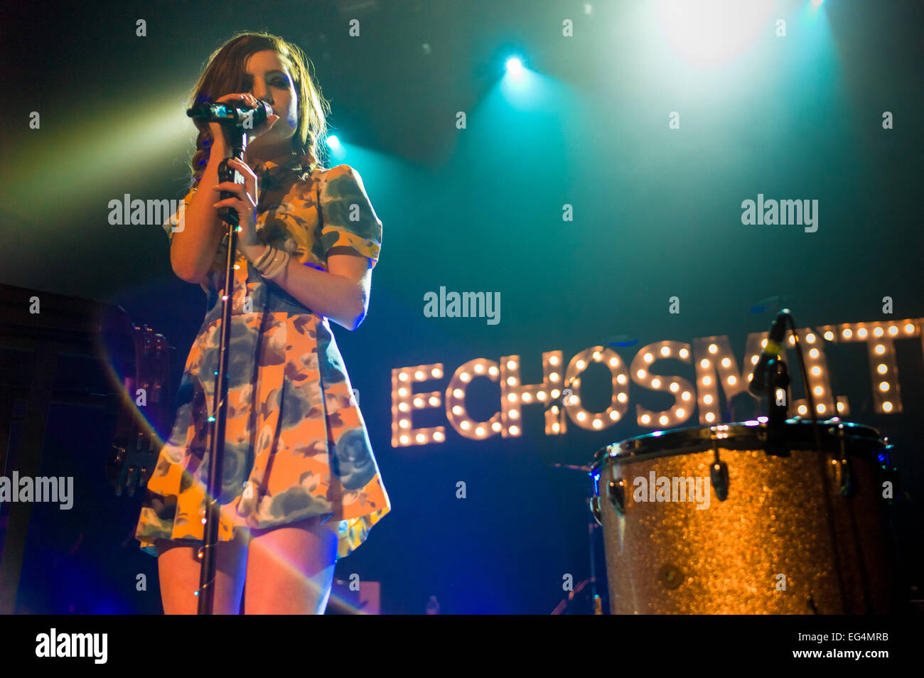 Austin, TX, USA. 15. Februar 2015. Sydney Sierota der amerikanischen Indie-pop-Band Echosmith. Die Band besteht aus vier Geschwistern von Toluca Lake, Kalifornien, USA. Sydney Sierota (Lead-Gesang), Jamie Sierota (Lead-Gitarre, backup Viocals), Noah Sierota (Bass-Gitarre, backup-Gesang, Graham Sierota (Schlagzeug). Echosmith führt eine ausverkaufte Show auf der Emo während ihrer Tour 2015. Bildnachweis: J. Dennis Thomas/Alamy Live-Nachrichten Stockfoto