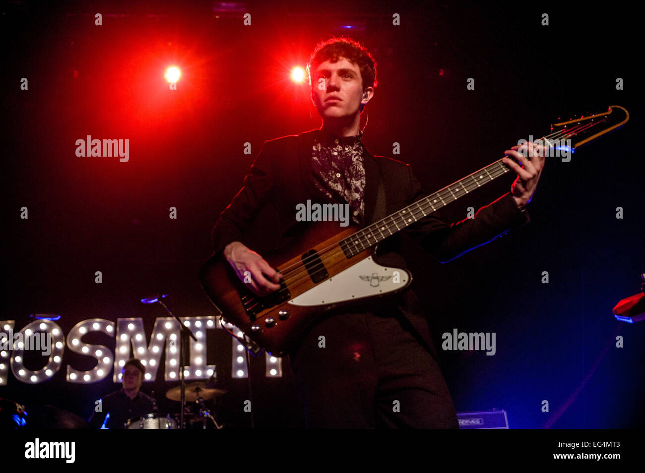 Austin, TX, USA. 15. Februar 2015. Noah Sierota der amerikanischen Indie-pop-Band Echosmith. Die Band besteht aus vier Geschwistern von Toluca Lake, Kalifornien, USA. Sydney Sierota (Lead-Gesang), Jamie Sierota (Lead-Gitarre, backup Viocals), Noah Sierota (Bass-Gitarre, backup-Gesang, Graham Sierota (Schlagzeug). Echosmith führt eine ausverkaufte Show auf der Emo während ihrer Tour 2015. Bildnachweis: J. Dennis Thomas/Alamy Live-Nachrichten Stockfoto