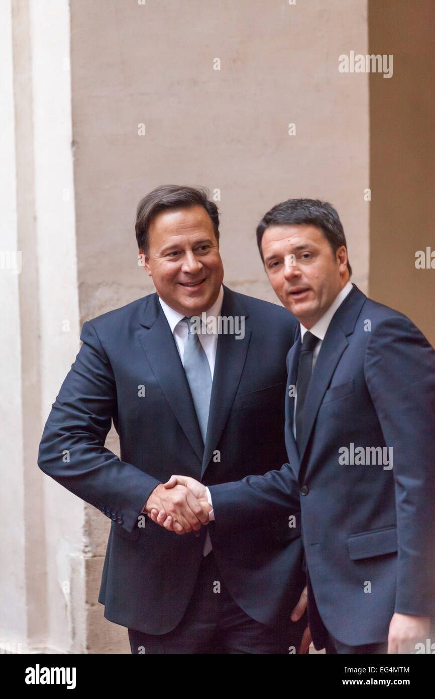 Rom, Italien. 16. Februar 2015. Italiens Premier Matteo Renzi grüßt panamaische Präsident Juan Carlos Varela. Stockfoto