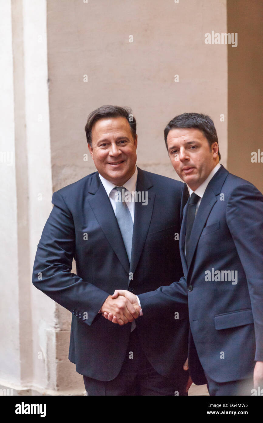 Rom, Italien. 16. Februar 2015. Italiens Premier Matteo Renzi grüßt panamaische Präsident Juan Carlos Varela. Stockfoto