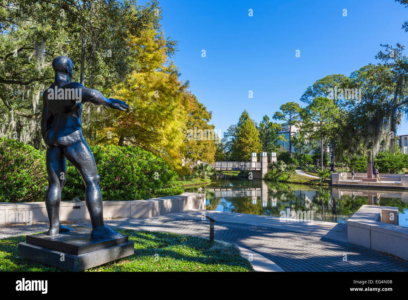 Skulpturengarten mit Gaston Lachaises "heroischen Mann" in den Vordergrund, New Orleans Museum of Art, New Orleans, Louisiana, USA Stockfoto