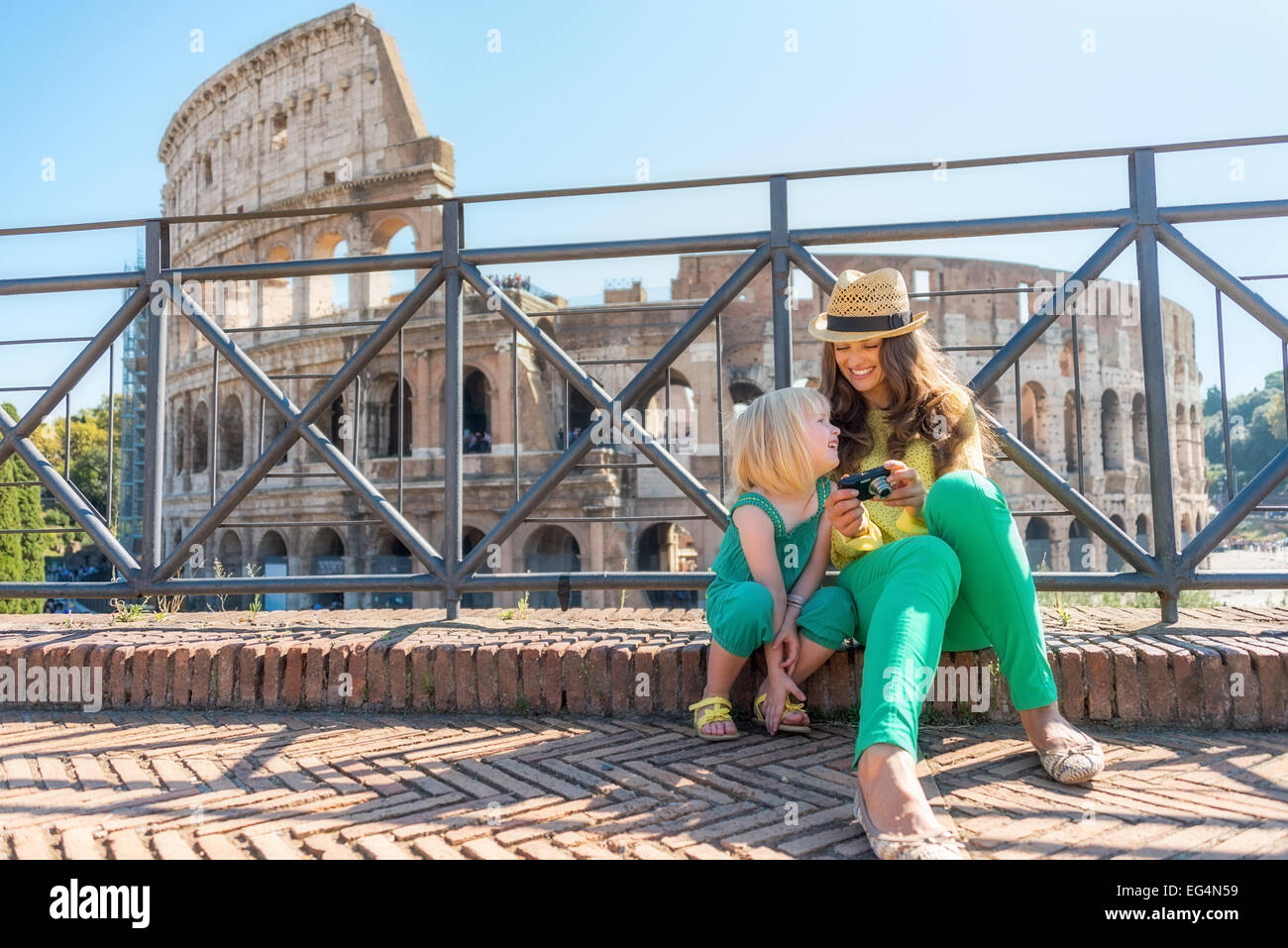 Mutter und Baby Mädchen sitzen vor dem Kolosseum in Rom, Italien Stockfoto