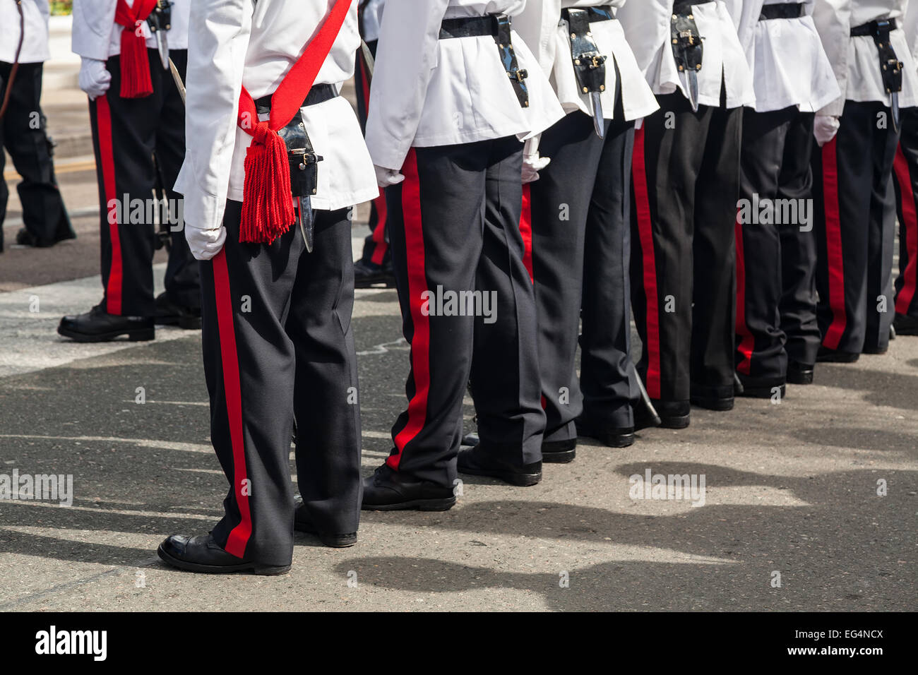 Mitglieder des Bermuda Regiment Strammstehen während der Zeremonie zur Eröffnung des Parlaments in Hamilton, Bermuda. Stockfoto