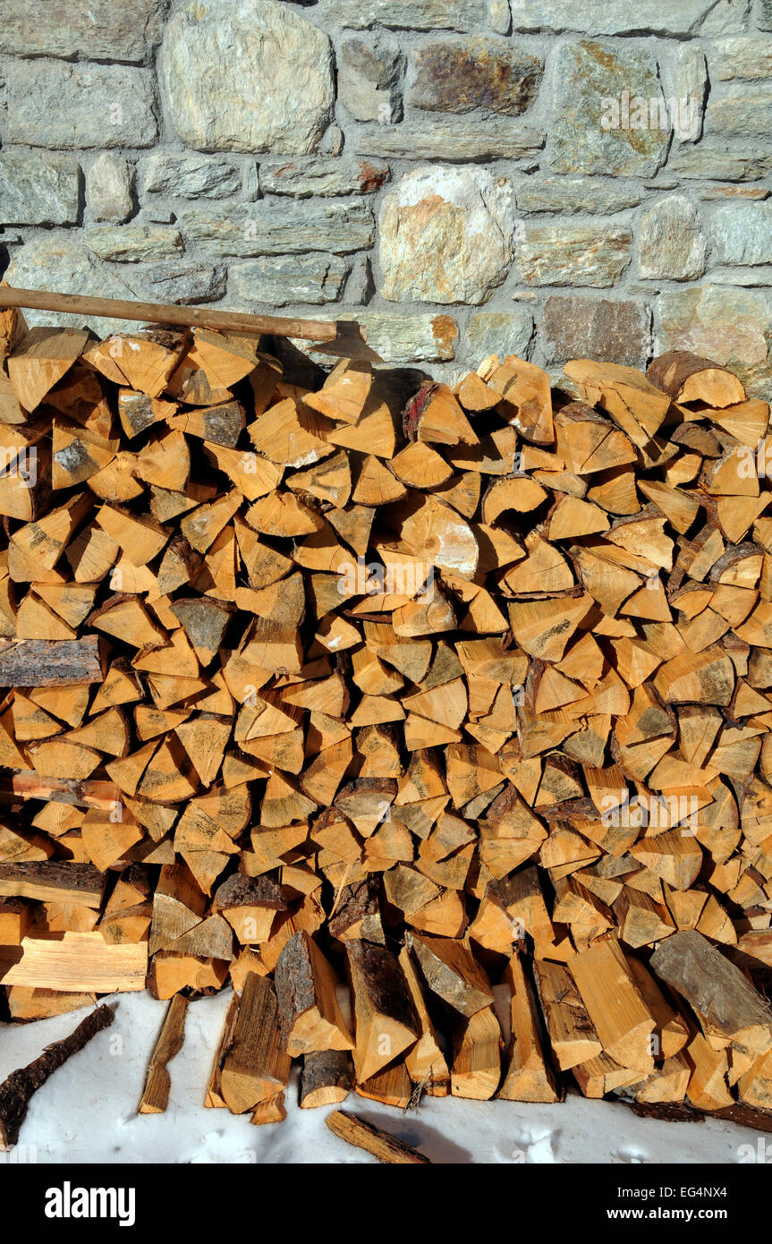 Schnittholz mit Axt Stockfoto