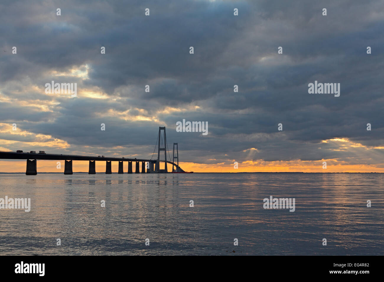 Der Storebælt Hängebrücke Links Seeland, Fünen in Dänemark Reisenden eine langweilige Seereise und eine Stunde sparen. Stockfoto