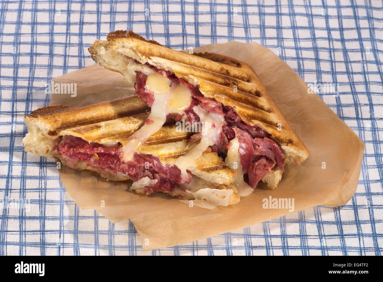 Gegrilltes Sandwich mit Pastrami, Cheddar und Manchego-Käse Stockfoto