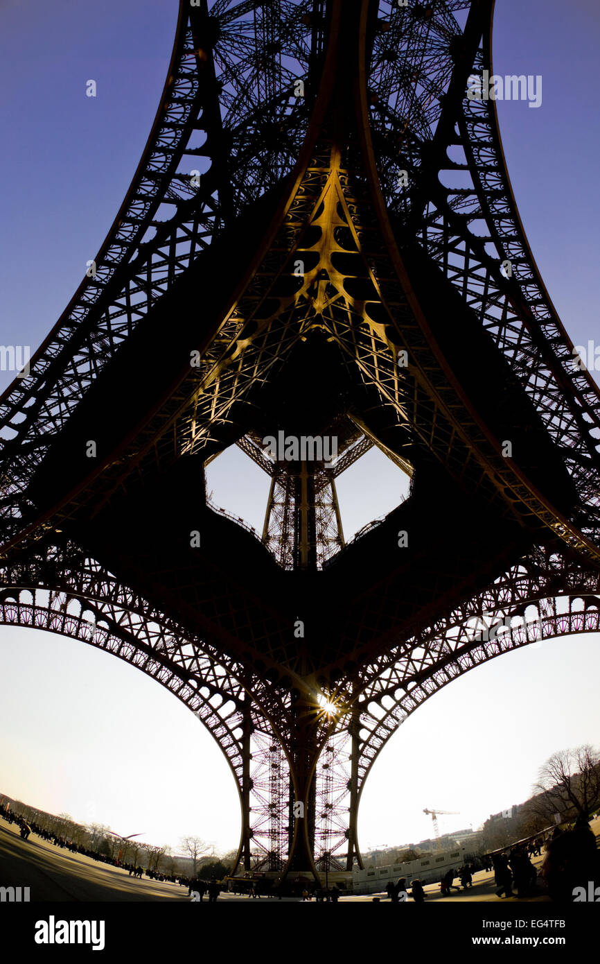 Blick nach oben unter dem Eiffelturm, Paris Stockfoto