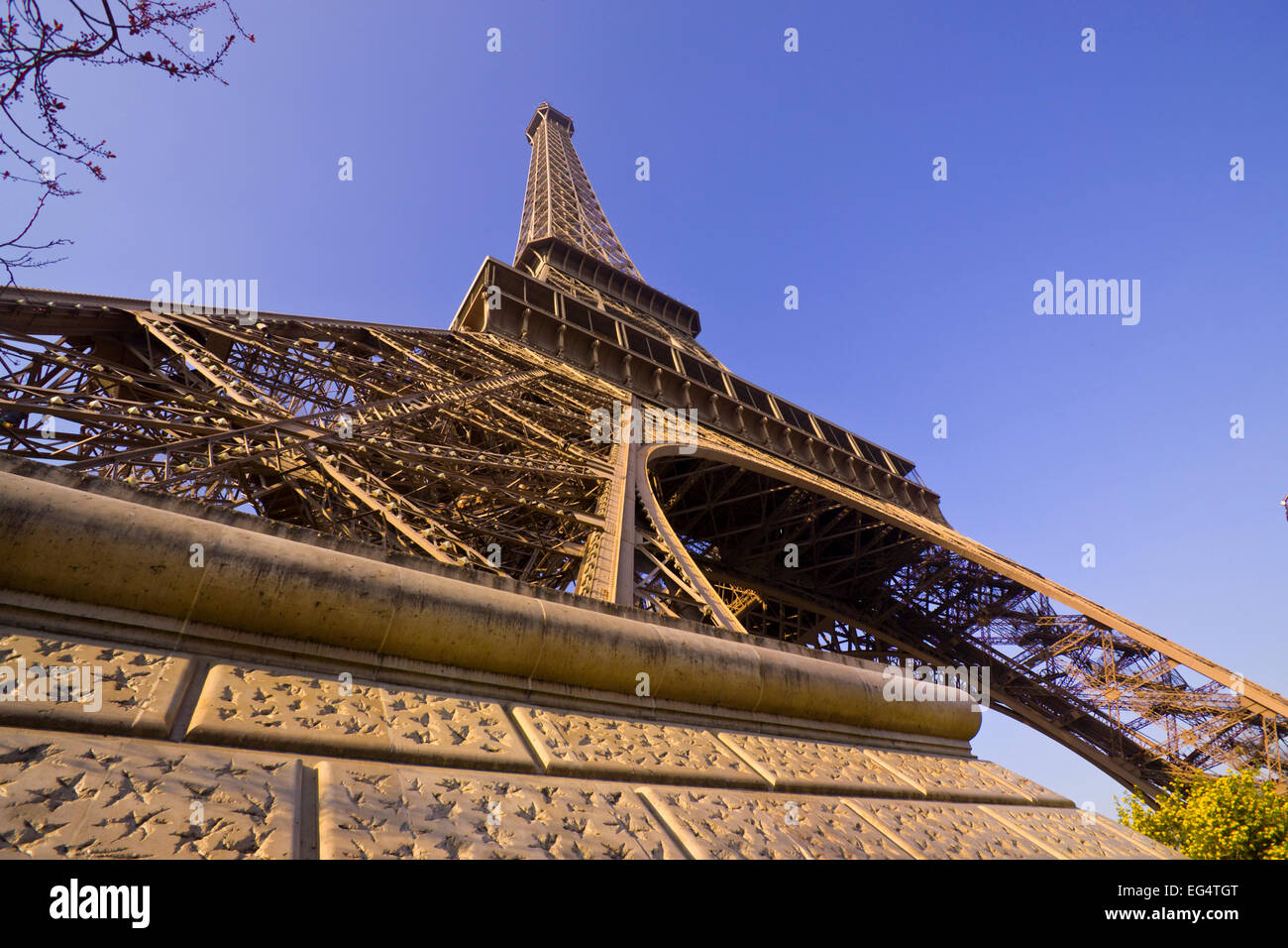 Blick auf den Eiffelturm mit der steinernen Fundamenten im Vordergrund Stockfoto