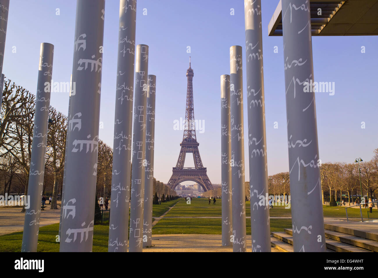 Mur De La Paix, Peace Memorial und dem Eiffel Turm Paris. Stockfoto