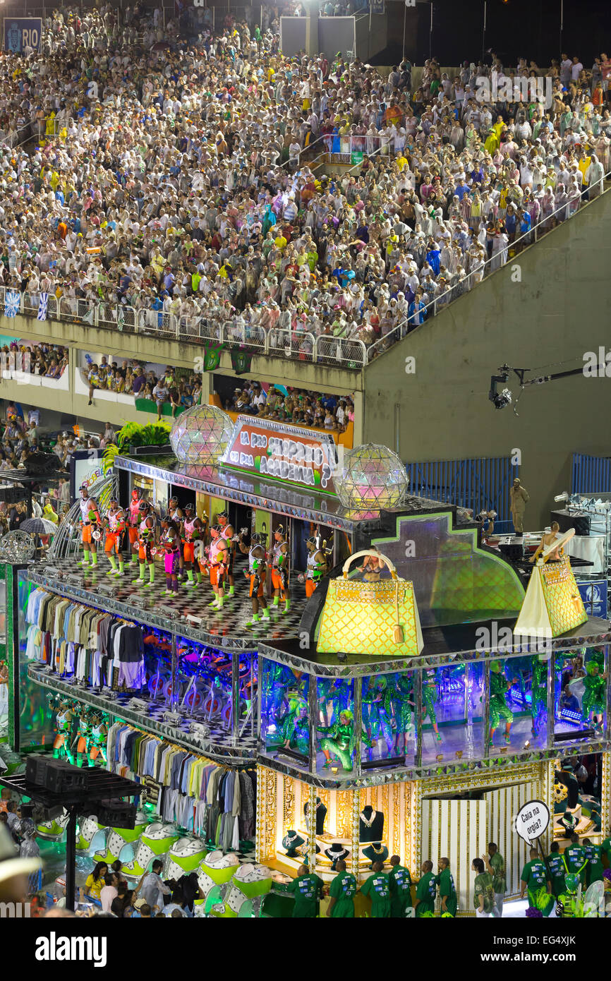 Rio De Janeiro, Brasilien. 16. Februar, 2015.Samba Schule "Mocidade Independente de Padre Miguel" beginnt seine Show im Sambodromo, Rio De Janeiro Credit: Fernando Quevedo de Oliveira/Alamy Live News Stockfoto