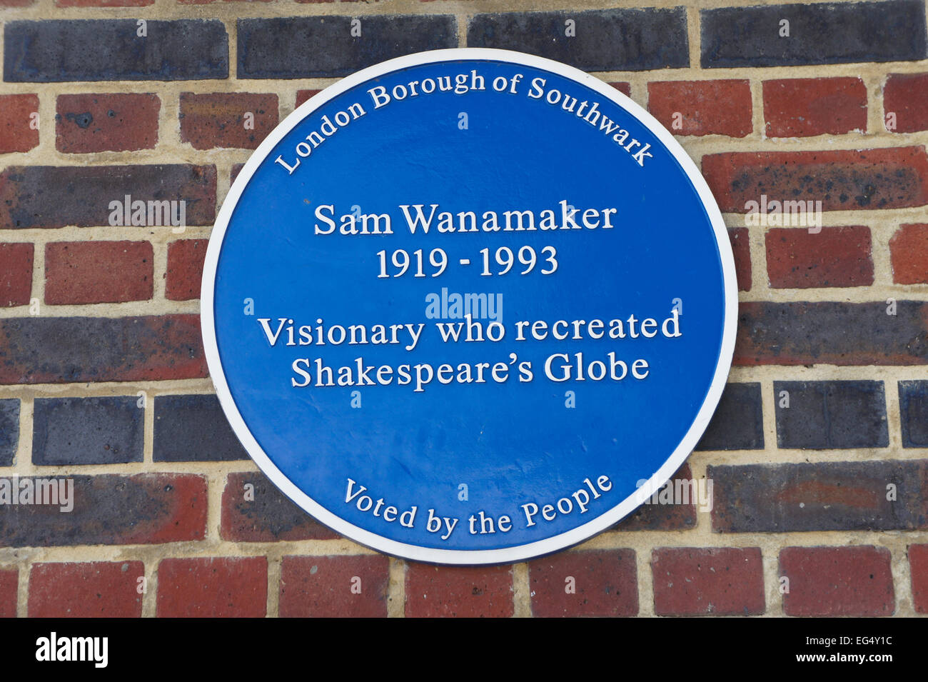 Blaue Plakette zu Ehren des Schauspielers Sam Wanamaker in Shakespeares Globe, London, England Stockfoto