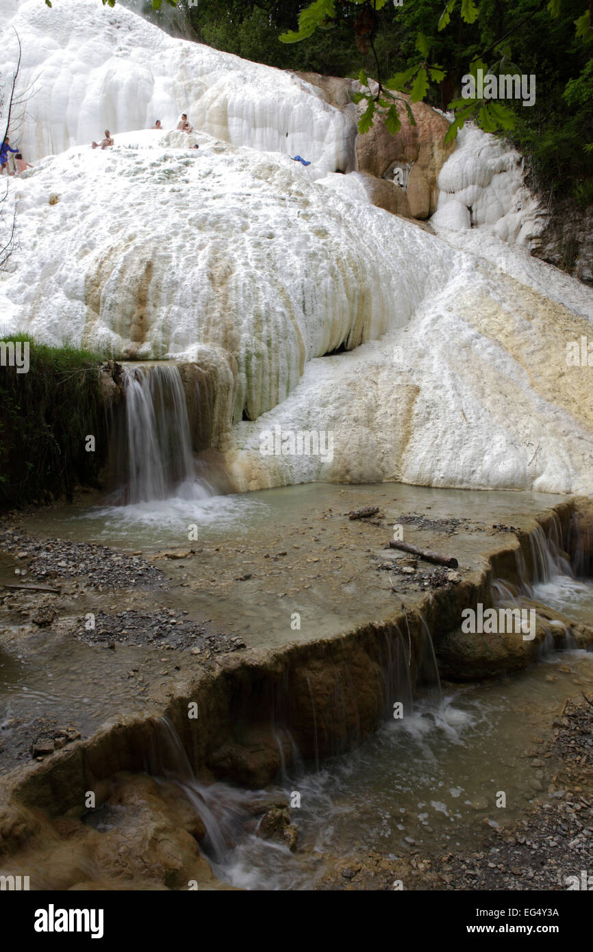 Weißem Kalkstein in der heißen Zweige Bagni San Filippo, Val d ' Orcia, Tuscany Stockfoto