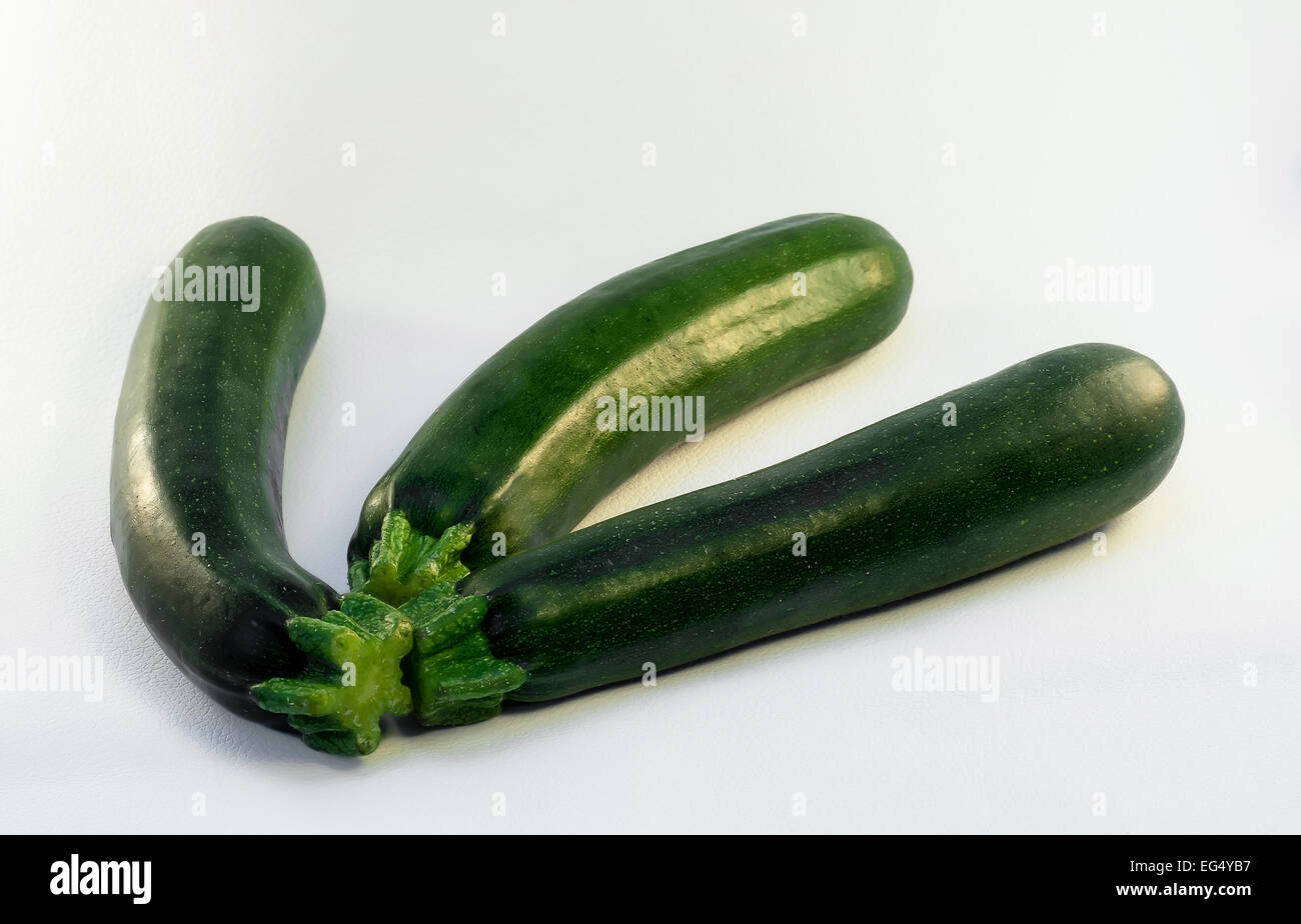 Zucchini, Gemüse, Lebensmittel, vegetarisch, roh, reif, grüne, frische, isoliert, drei Stockfoto