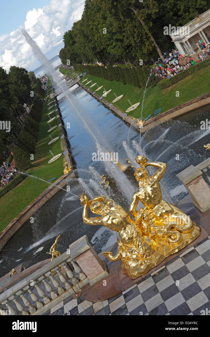 Die Samson-Brunnen und Kanal im Peterhof Palace, Sankt Petersburg, Russland Stockfoto