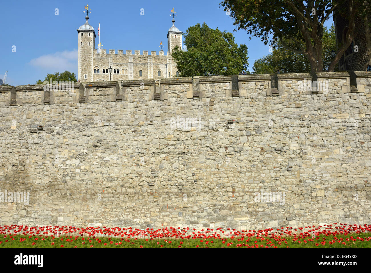 Blut Mehrfrequenzdarstellung Lands & Meere der roten Installation von Keramik Mohn zum Gedenken an Leben verloren, während WW1 am Tower of London, UK Stockfoto