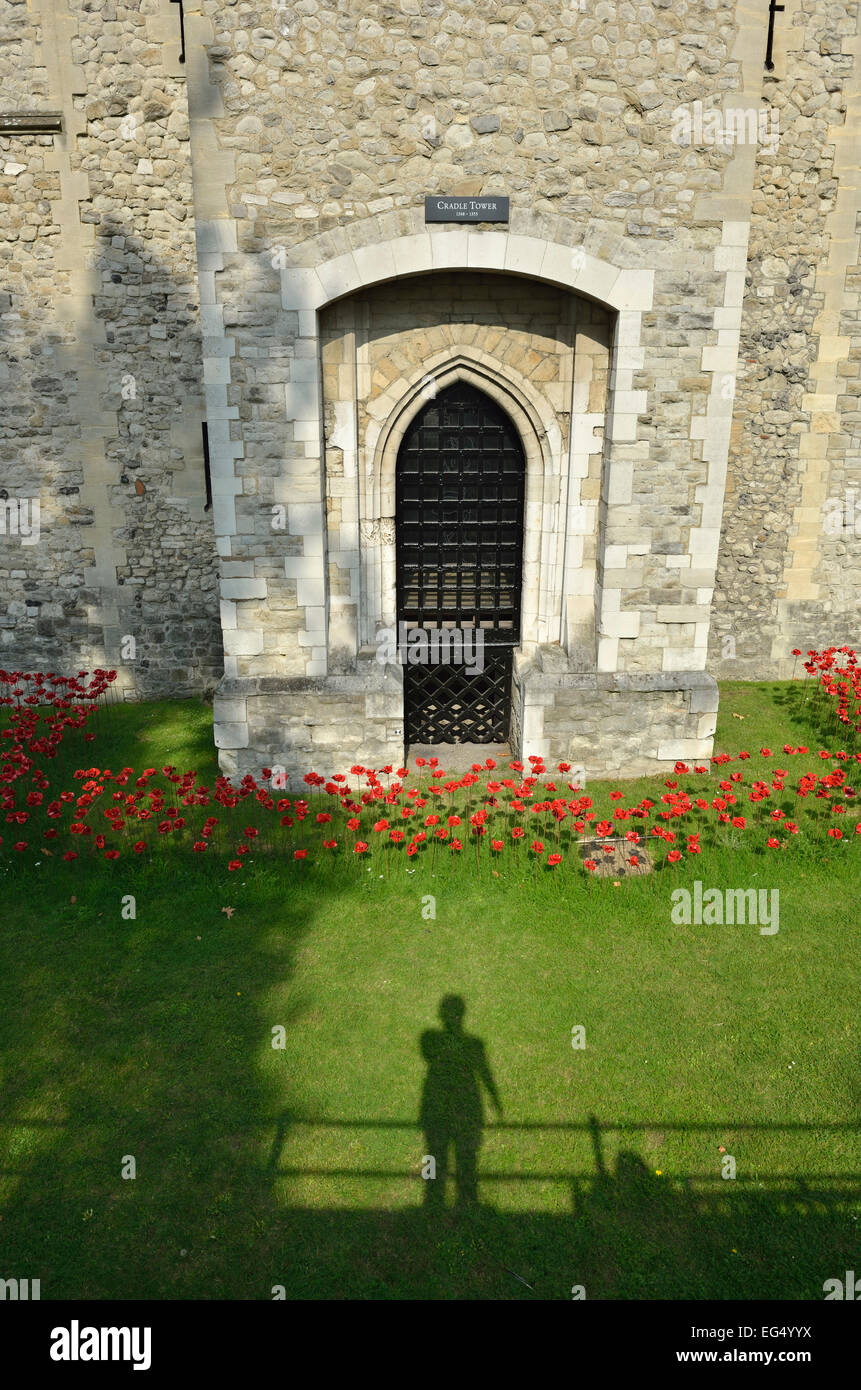 Blut Mehrfrequenzdarstellung Lands & Meere der roten Installation von Keramik Mohn zum Gedenken an Leben verloren, während WW1 am Tower of London, UK Stockfoto