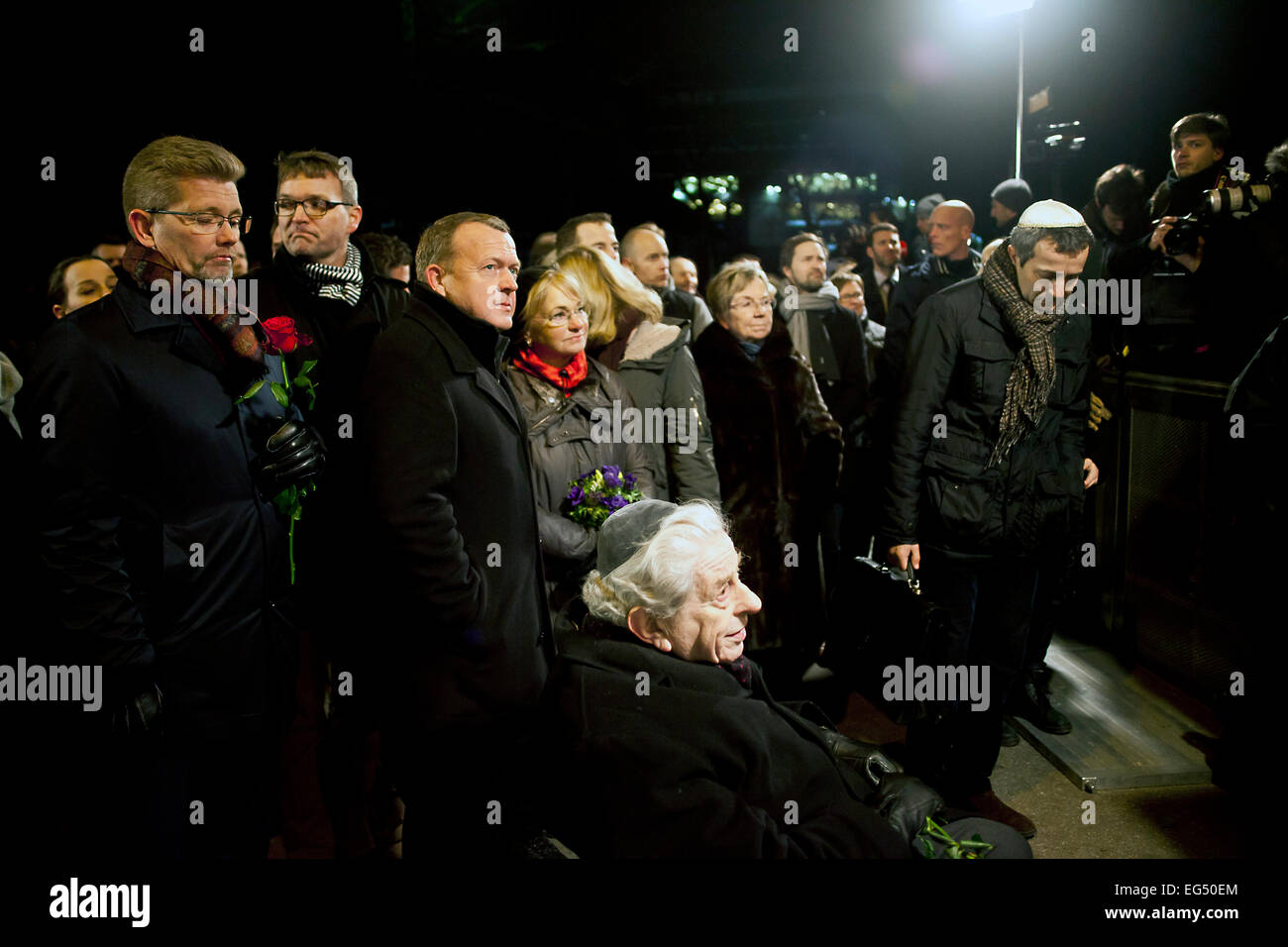 Kopenhagen, 16. Februar 2015: dänischen politische und religiöse Führern Tagung des Masse Denkmal zu Ehren der getöteten während der beiden Terroranschläge in Kopenhagen am Wochenende gesammelt. Foto von links (alle Front): Frank Jensen (Lord Mayor), Lars Lokke Ramussen (Liberal, Oppositionsführer), Pia Kjaersgaard (mit rotem Schal, dänische Volkspartei), Marianne Jelved (Minister für Kultur), Dan Rosenberg Asmussen (weiße Kalotte, Vorsitzender für die jüdische Gesellschaft), Arne Melchior (sitzend, Mitte vorne) ehemaliger Rabbi Credit: OJPHOTOS/Alamy Live News Stockfoto