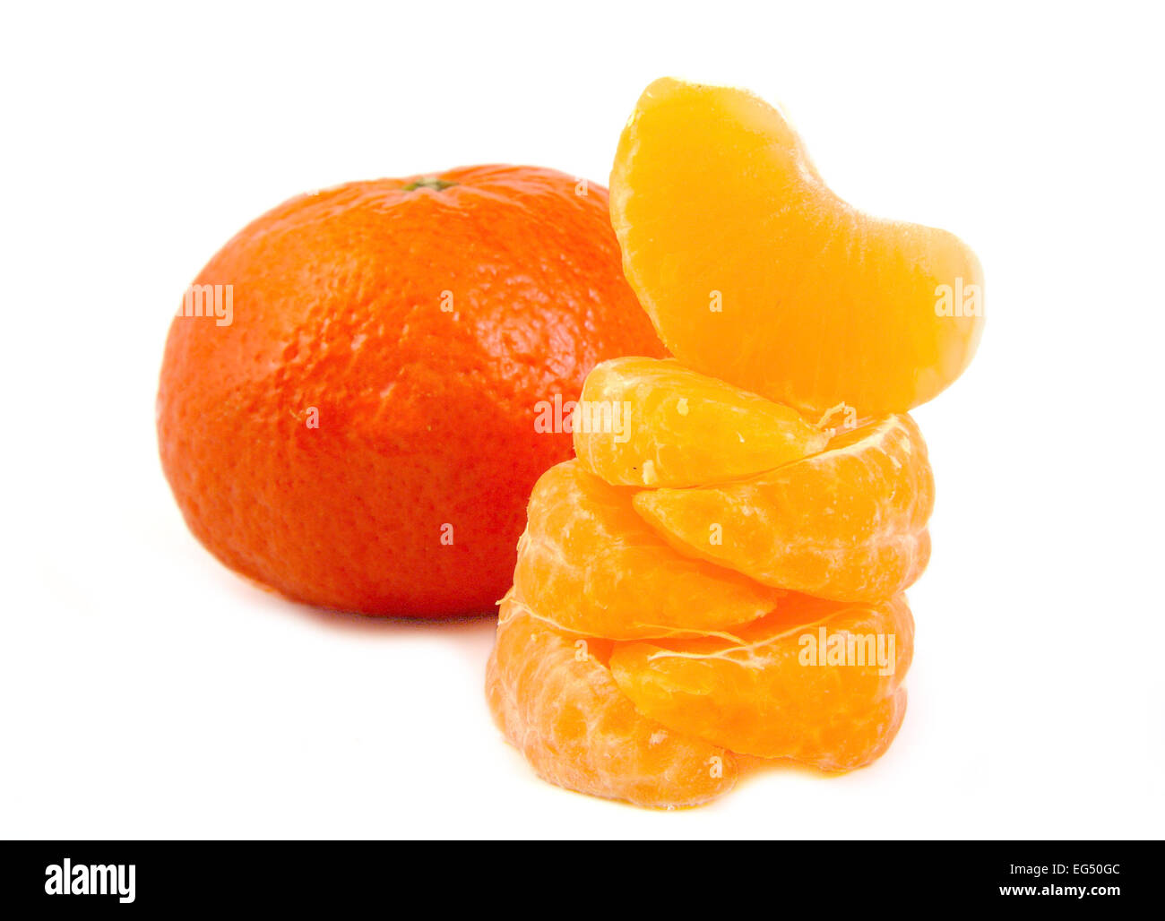 Einzelne Reifen und frischer Mandarine oder Mandarine und fünf gestapelte Scheiben auf weißem Hintergrund Stockfoto