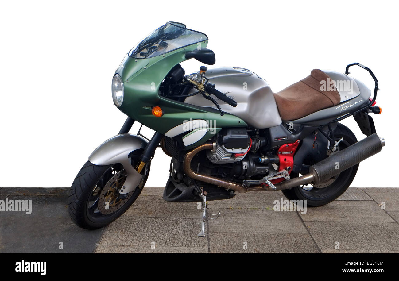 Ein partielle Ausschnitt eines leistungsstarken Moto Guzzi Cafe Racer Motorrad geparkt auf Bürgersteig in Dublin Irland Stockfoto