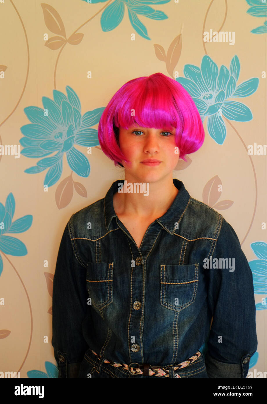 Teenager-Mädchen mit lebendigen rosa Perücke Stockfoto