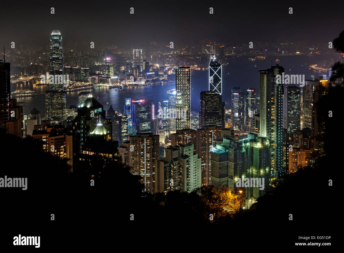Hohe Gebäude in Hong Kong Island City Center bei Nacht Stockfoto