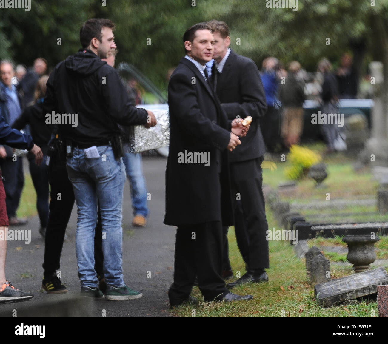 Tom Hardy Filme Friedhof-Szene für die Kray Zwillinge Filmbiografie "Legend", vor Ort Kingston London mit: Tom Hardy wo: London, Vereinigtes Königreich bei: 14. August 2014 Stockfoto