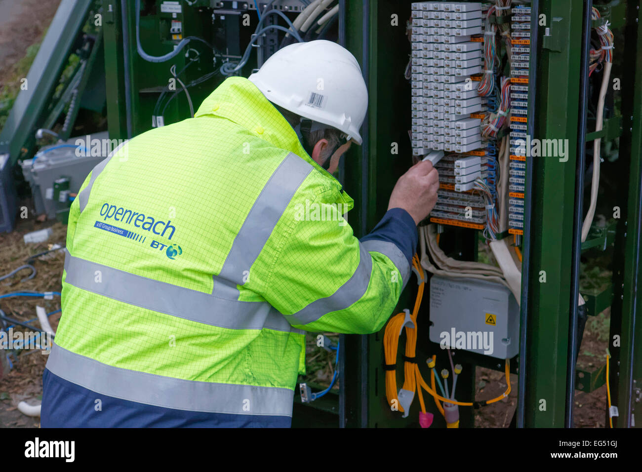 BT-Service-Ingenieur arbeitet an einer Breitband-Internet-Faser Kabinett auf der Straße Stockfoto