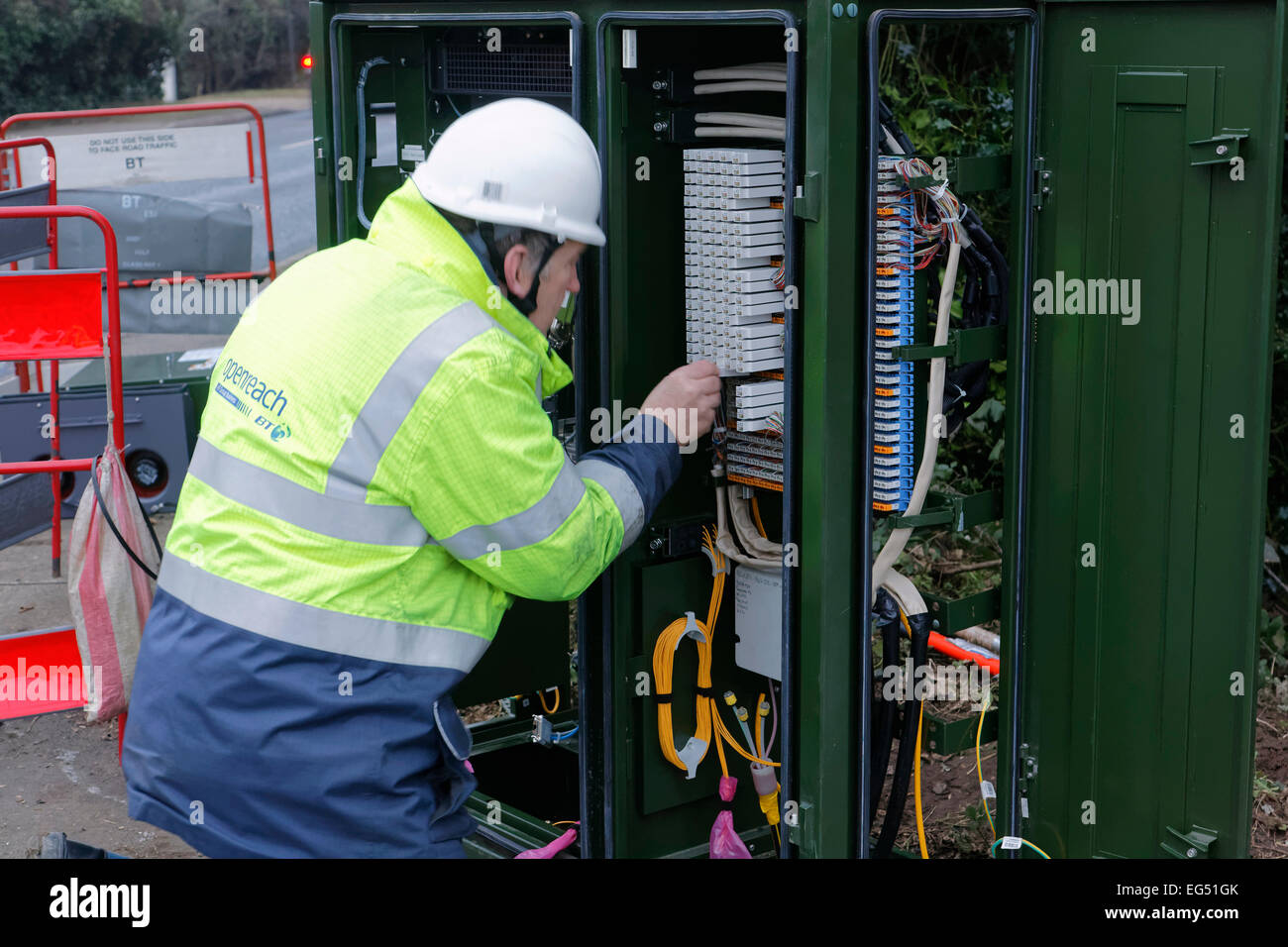 BT-Service-Ingenieur arbeitet an einer Breitband-Internet-Faser Kabinett auf der Straße Stockfoto