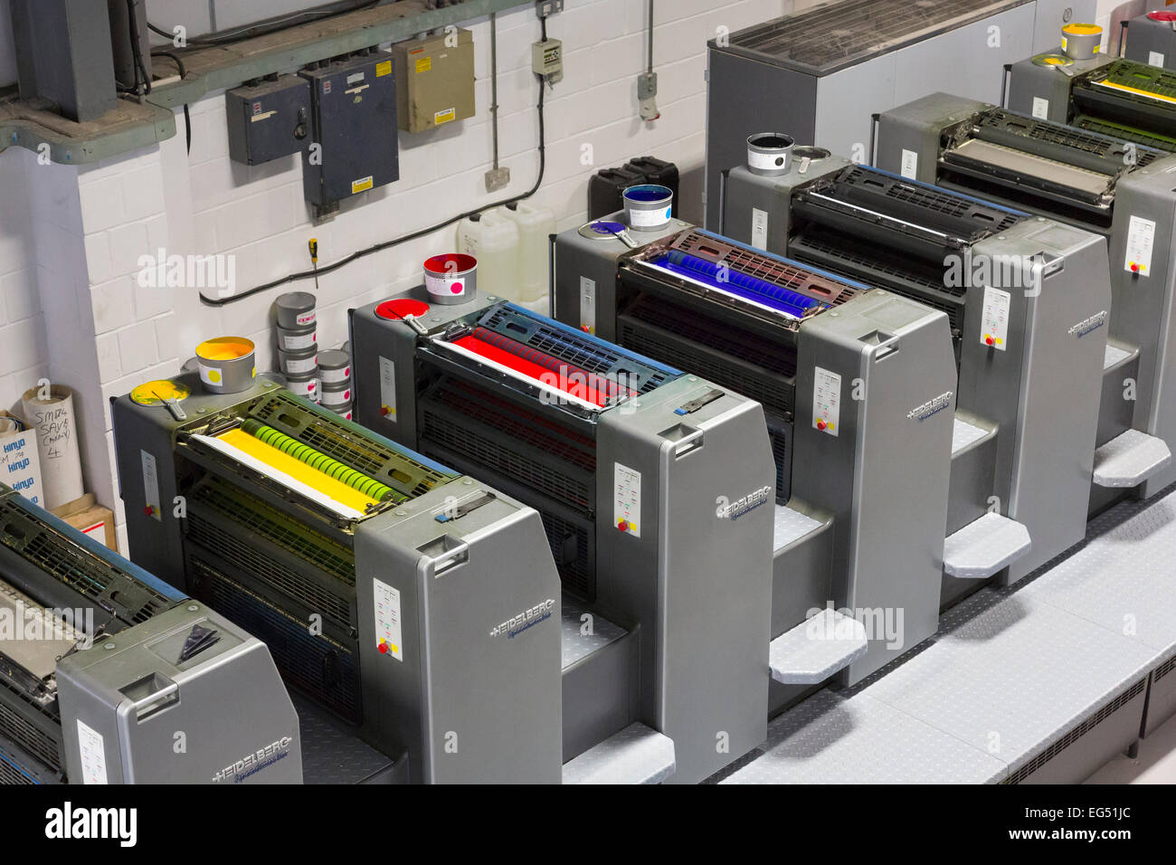Heidelberg Speedmaster zehn-Farben-Druckmaschine mit CMYK-Farben Stockfoto