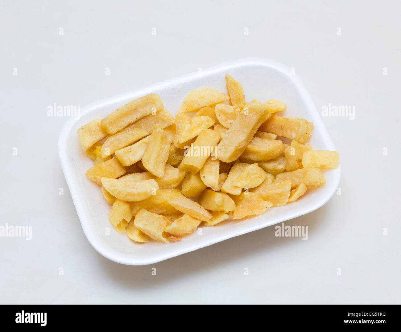Gebratene Kartoffel-Chips im Polystyrol-tray Stockfoto