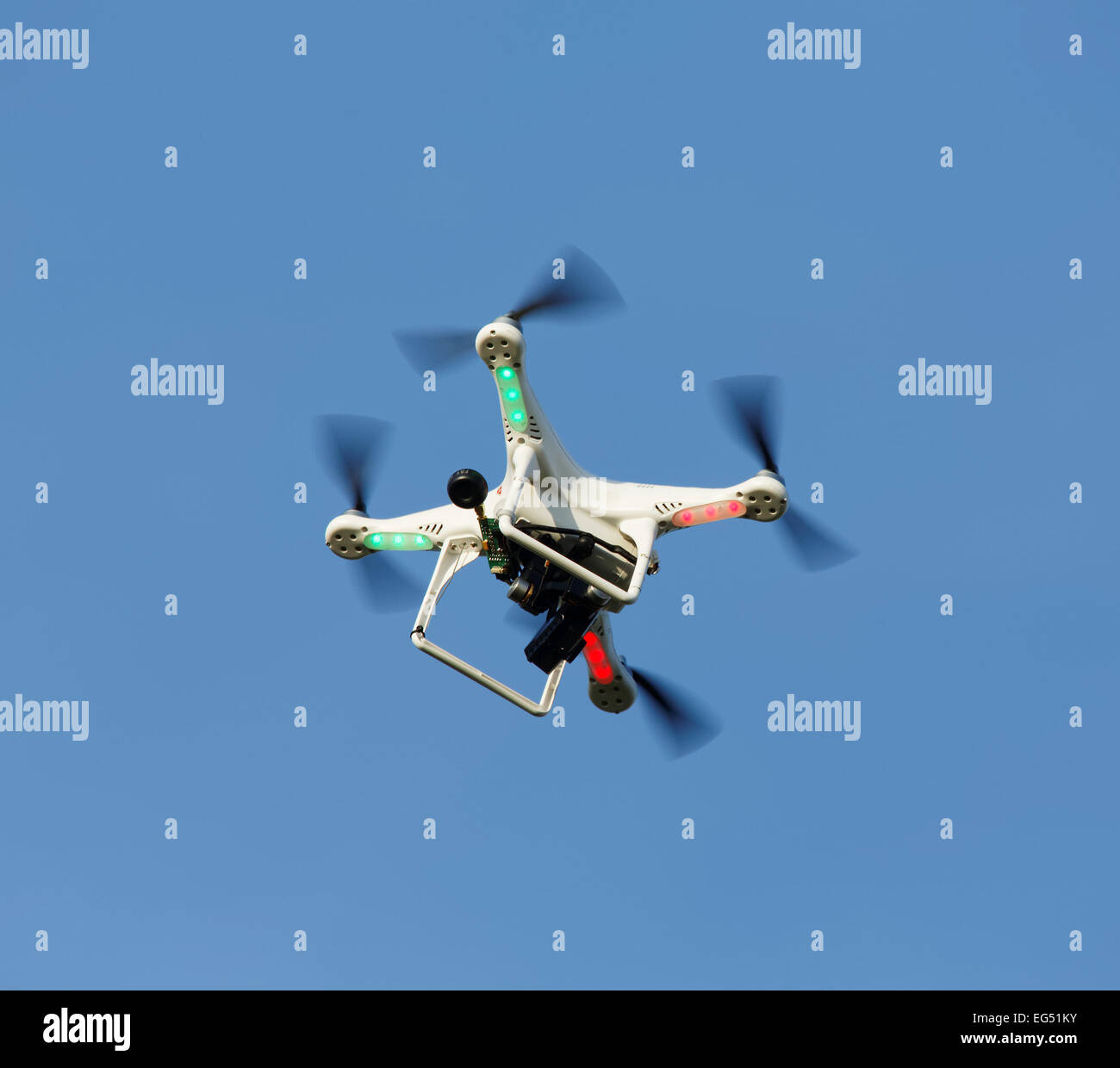 kleine Drohne / Multicoptor fliegen mit Videokamera Stockfoto