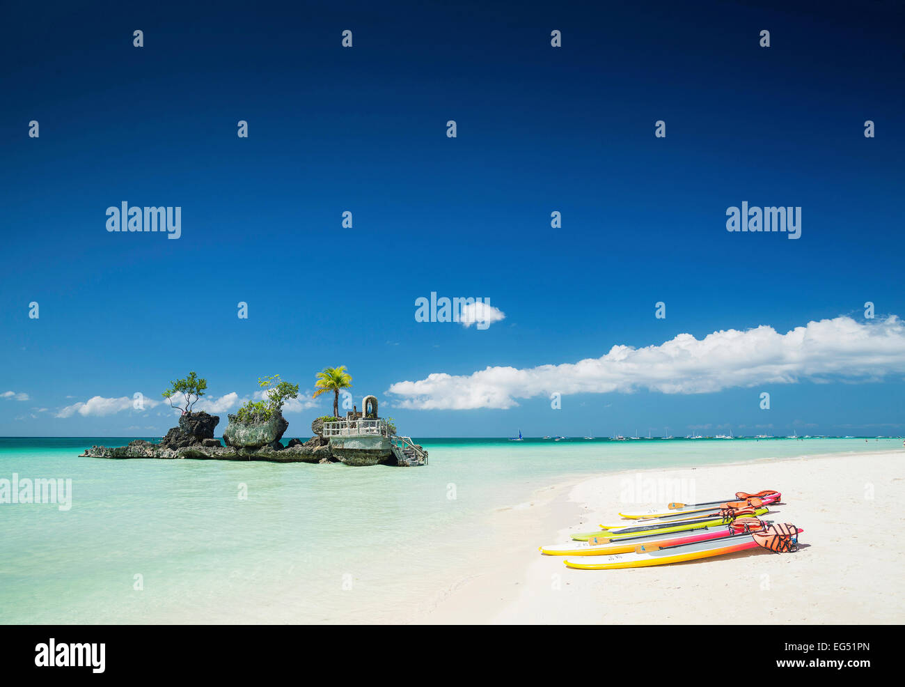 weißer Strand und christlichen Heiligtum und Paddel Boote auf der tropischen Insel Boracay Philippinen Asien Stockfoto