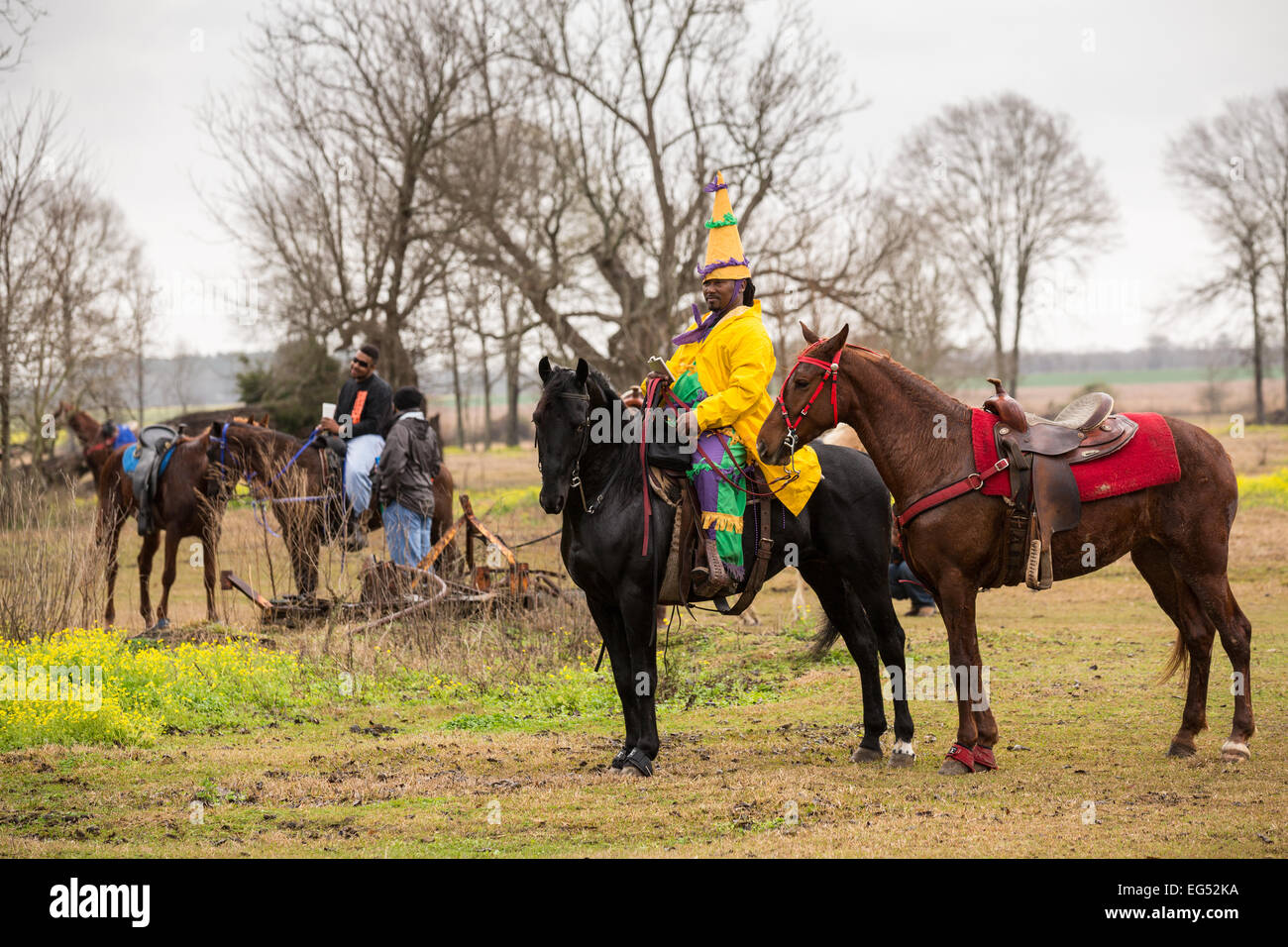 Ein Zecher auf dem Pferderücken in den kreolischen Courir de Karneval Chicken Run 16. Februar 2015 in Soileau, Louisiana. Die Traditionsveranstaltung der ländlichen Karneval entwickelte sich aus dem Ausschluss von weißen Gemeinschaften der schwarzen und indianischen Bewohner aus den größeren örtlichen festen. Stockfoto