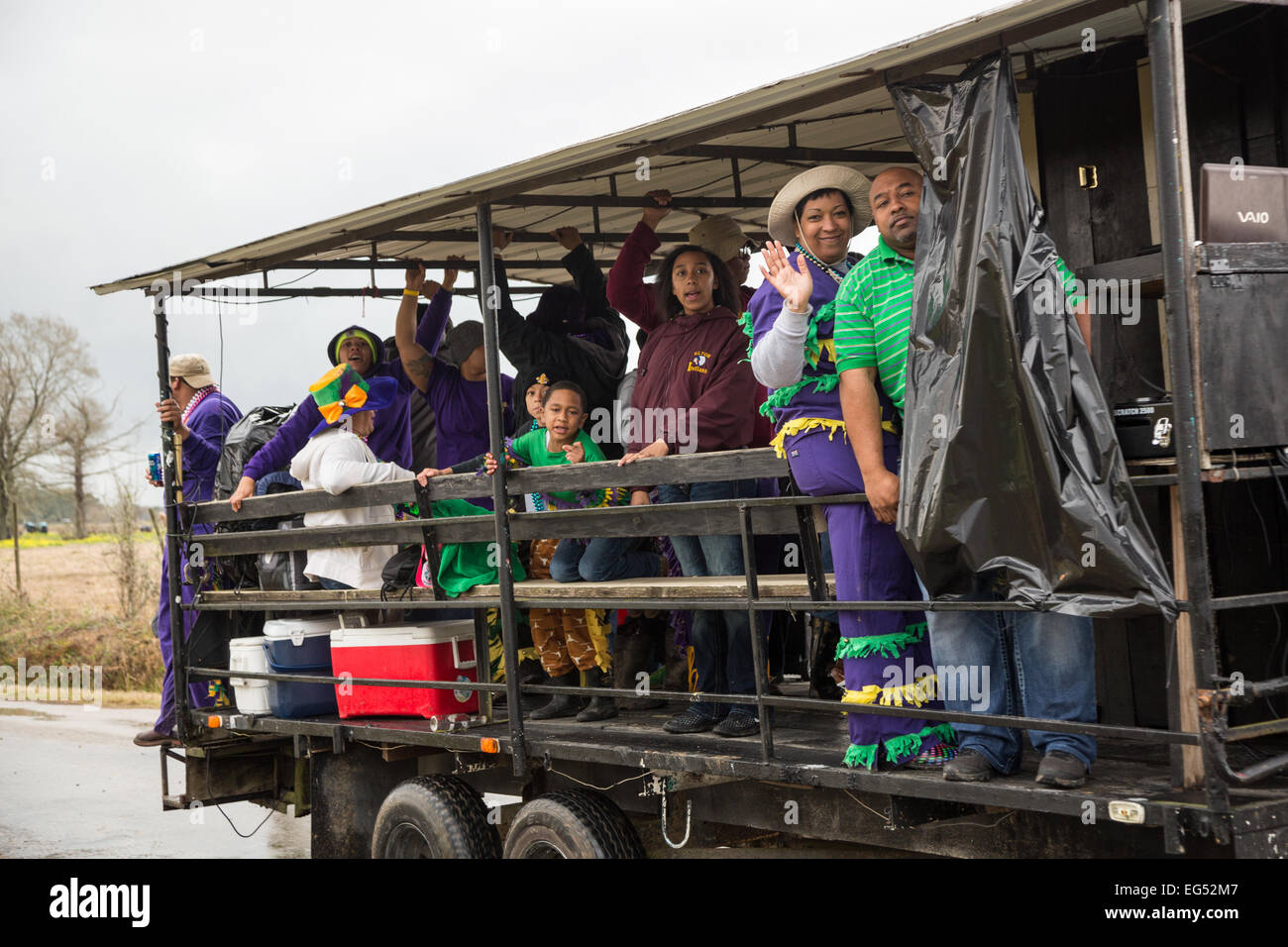 Nachtschwärmer fahren durch die Landschaft an der nächsten Haltestelle in den kreolischen Courir de Karneval Chicken Run 16. Februar 2015 in Soileau, Louisiana. Die Traditionsveranstaltung der ländlichen Karneval entwickelte sich aus dem Ausschluss von weißen Gemeinschaften der schwarzen und indianischen Bewohner aus den größeren örtlichen festen. Stockfoto