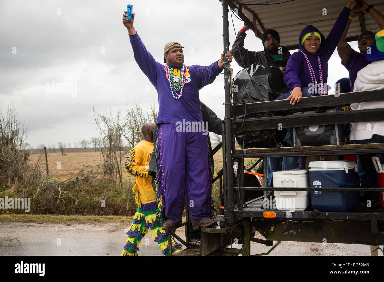 Nachtschwärmer fahren durch die Landschaft an der nächsten Haltestelle in den kreolischen Courir de Karneval Chicken Run 16. Februar 2015 in Soileau, Louisiana. Die Traditionsveranstaltung der ländlichen Karneval entwickelte sich aus dem Ausschluss von weißen Gemeinschaften der schwarzen und indianischen Bewohner aus den größeren örtlichen festen. Stockfoto